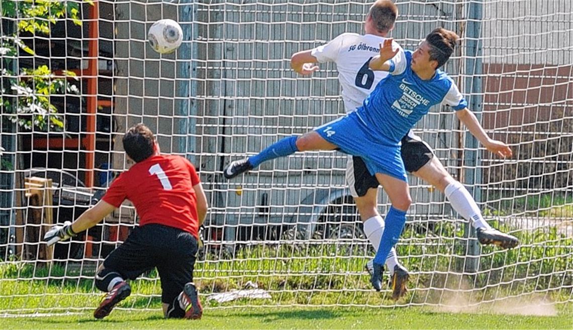 Entscheidende Szene in Dürrn: Ufuk Kocaoglu (in Blau) erzielt per Kopf den 1:0-Siegtreffer des FV Knittlingen. Foto: Fotomoment