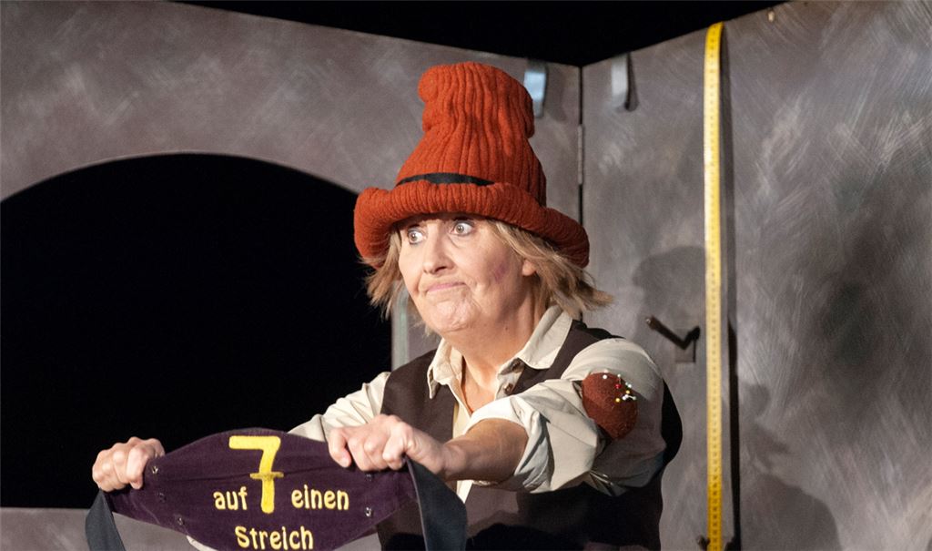 Entscheidender Moment: Das Schneiderlein legt den Gürtel mit der Aufschrift „auf 7 einen Streich“ an. Foto: Fotomoment