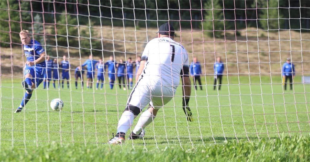 Entscheidender Moment: Nils Westermann versenkt den letzten Elfmeter – und damit gewinnt sein FC Viktoria Enzberg die Partie gegen Maulbronn. Huber