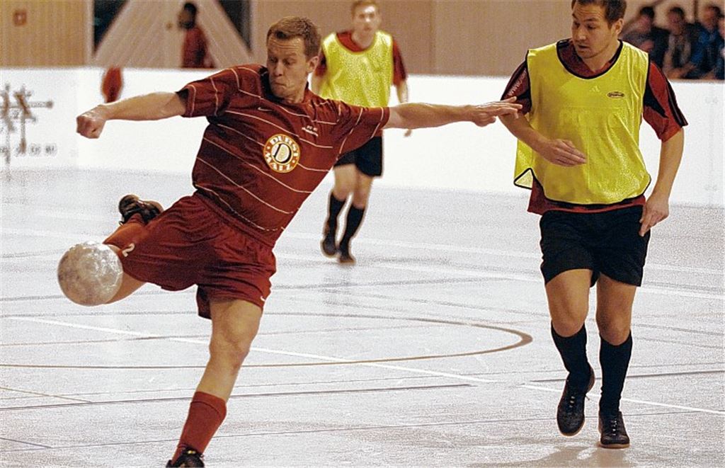 Entscheidendung im Endspiel: Andreas Macelski vom FC Heidelsheim holt zur Direktabnahme aus und trifft zum 1:0. Foto:Fotomoment