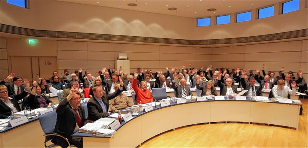 Entscheidung: Gegen die Stimmen der Grünen gibt der Kreistag grünes Licht für den Haushalt 2013. Obwohl die Kreisumlage steigt, muss der Landkreis neue Kredite aufnehmen.