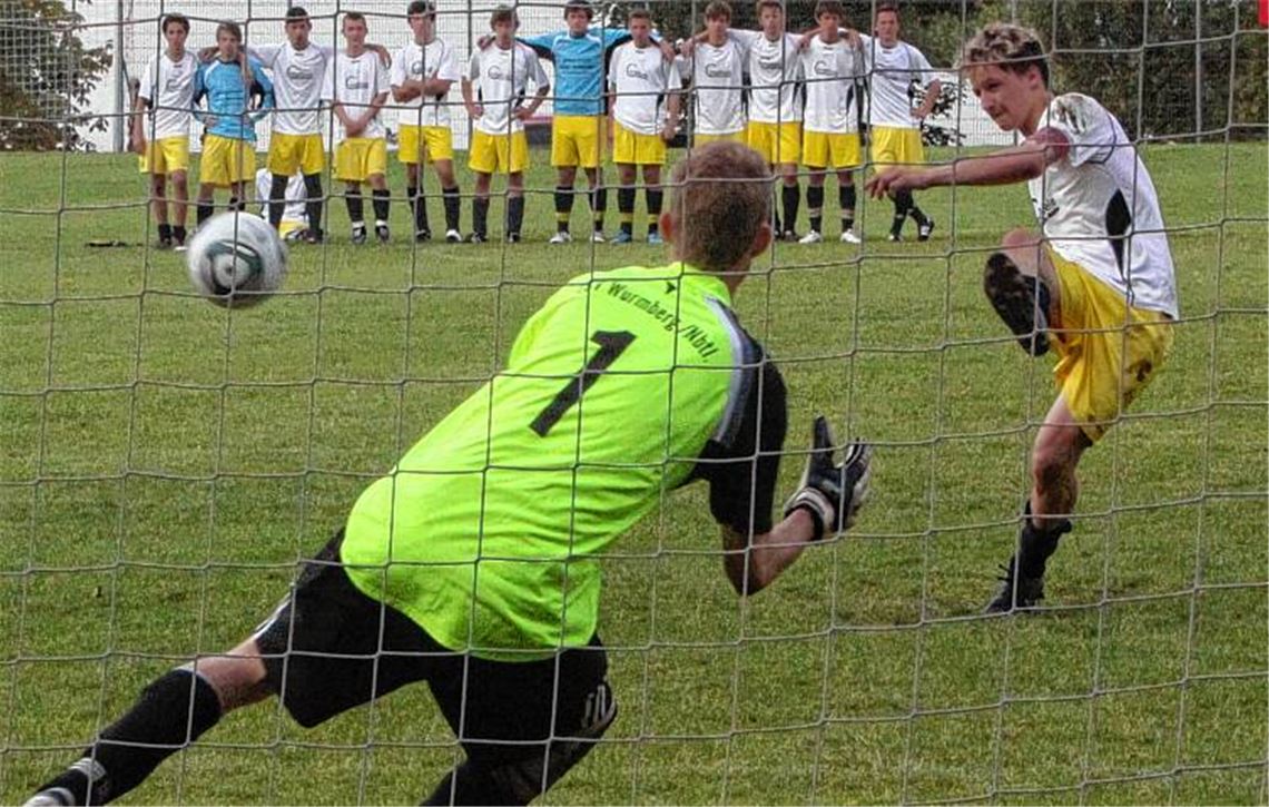 Entscheidung im Elfmeterschießen vor einem Jahr: Der Nachwuchs des TSV Wurmberg setzt sich im Finale 2011 gegen die U19 von Phönix Lomersheim (Paul Sträter beim Schuss) durch. Archivfoto: Eigner