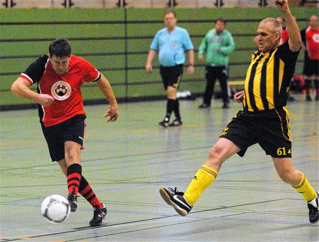 Entscheidung im Endspiel zwischen dem TSV Großglattbach (in Rot) und dem FV Lienzingen: Uli Lanik schießt das 1:0-Siegestor für Großglattbach. Foto: Fotomoment