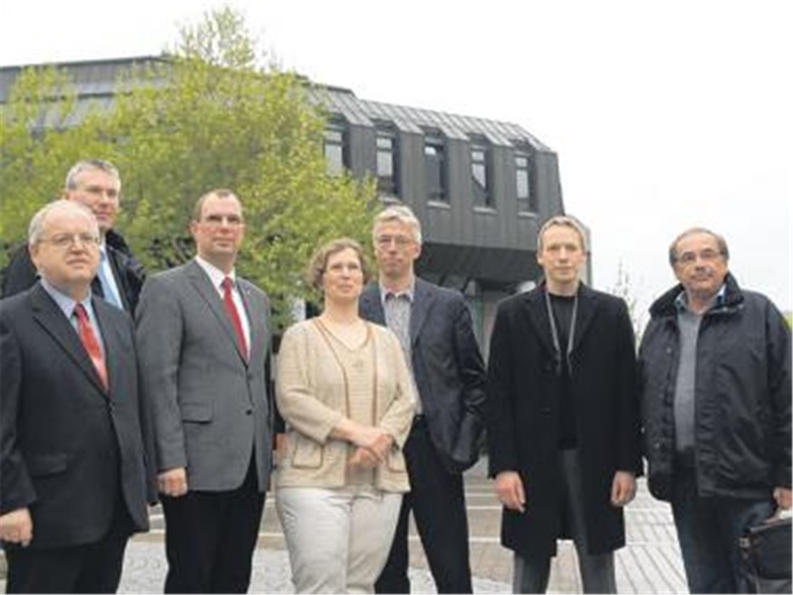 Entschlossene Mienen, geschlossenes Auftreten: Demonstrativ zeigen sich beim Thema Mühlehof die Verwaltungsspitze (3. v. li. OB Frank Schneider), der Anwalt der Stadt (2. v. li. Dr. Claudio Fuchs) und die Fraktionsvorsitzenden im Gemeinderat (v. li. Günter Bächle, Dr. Ulrike Fuchs, Dr. Roland Peter, Jens-Christian Hanf und Rolf Leo) Seite an Seite  gegen Echo.
Foto: Eier