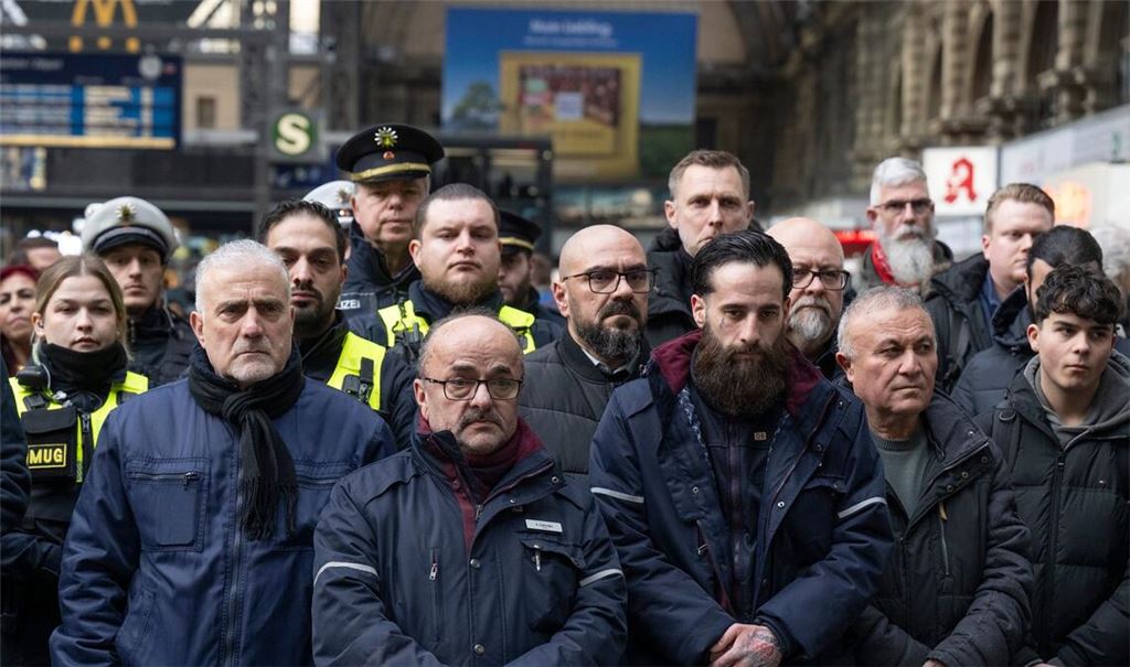 Entsetzt sind Kollegen, Polizisten und Reisende vom Tod eines Zugbegleiters nach einem Angriff.
