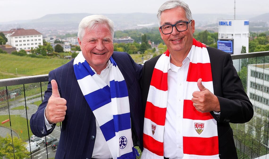 Entspannte Atmosphäre: Die Präsidenten Rainer Lorz (Kickers/li.) und Dietmar Allgaier (VfB) vor dem Gespräch im zehnten Stock des Radisson Blu Hotels im Porsche Design Tower Stuttgart.