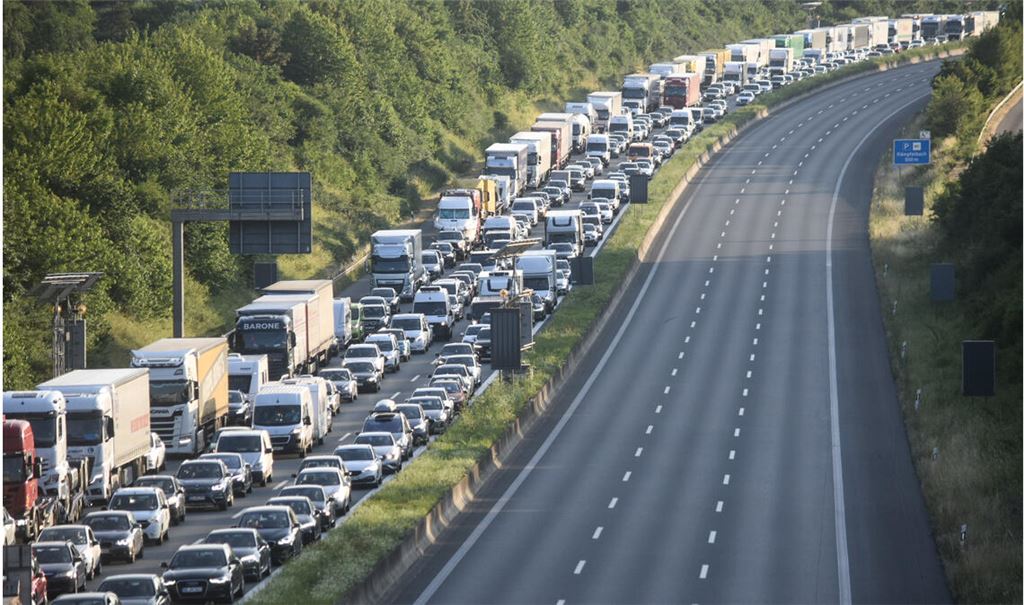 Entspannte Verkehrslage? Vor den Ausleitungen, hier bei Pforzheim-Nord, kommt es bei sommerlicher Hitze phasenweise zu kilometerlangen Staus. Foto: Myroshnichenko