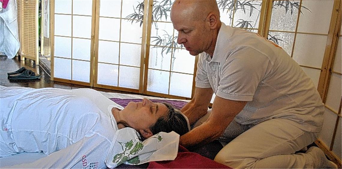 Entspannung pur bei Shiatsu auf dem Naturheiltag im Mühlehof. Die in Japan entwickelte Form der Körpertherapie soll Energieströme verbessern und Blockaden lösen. Fotos: Stahlfeld