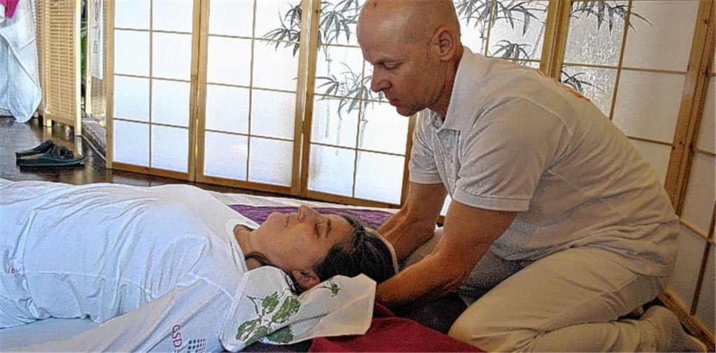 Entspannung pur bei Shiatsu auf dem Naturheiltag im Mühlehof. Die in Japan entwickelte Form der Körpertherapie soll Energieströme verbessern und Blockaden lösen. Fotos: Stahlfeld
