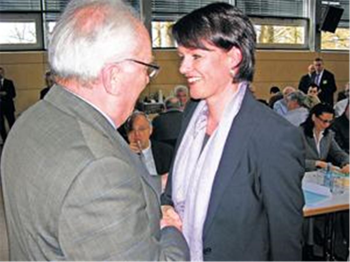 Enttäuscht: Günter Bächle (Mitte) muss mit ansehen, wie Winfried Scheuermann seiner designierten Nachfolgerin Viktoria Schmid gratuliert. Foto: Ochs