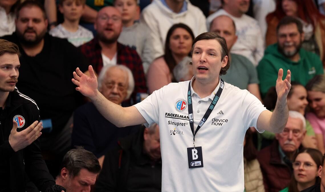 Enttäuscht: HCE-Coach Johannes Sellin, links der verletzte Kapitän Christopher Bissel.