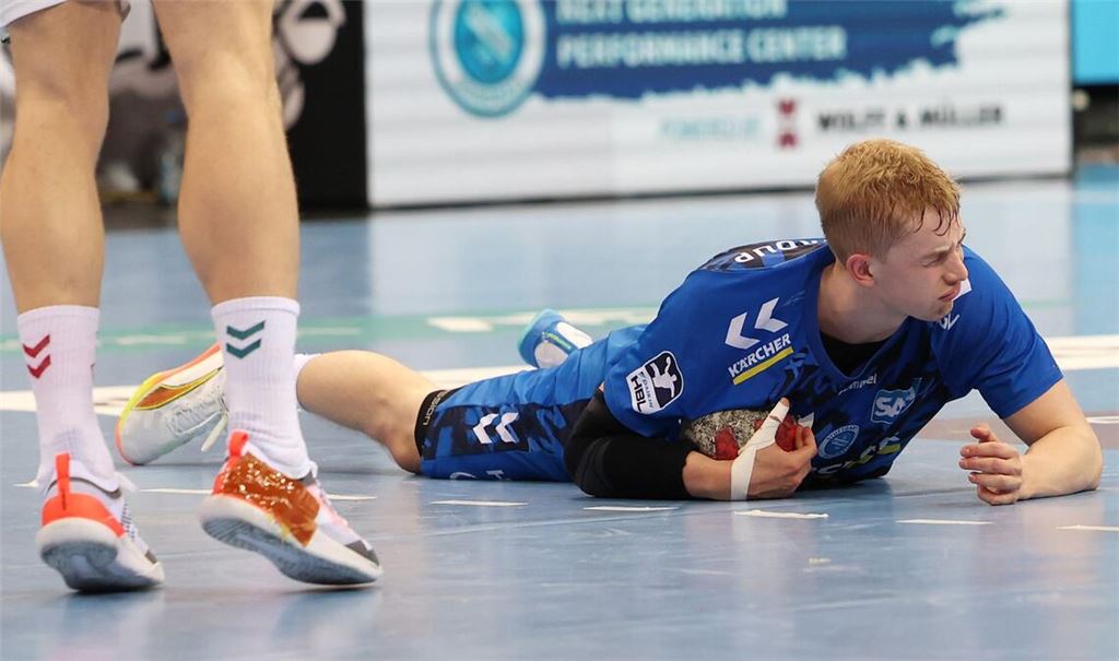 Enttäuscht am Boden: TVB-Rückraumspieler Torben Matzken.