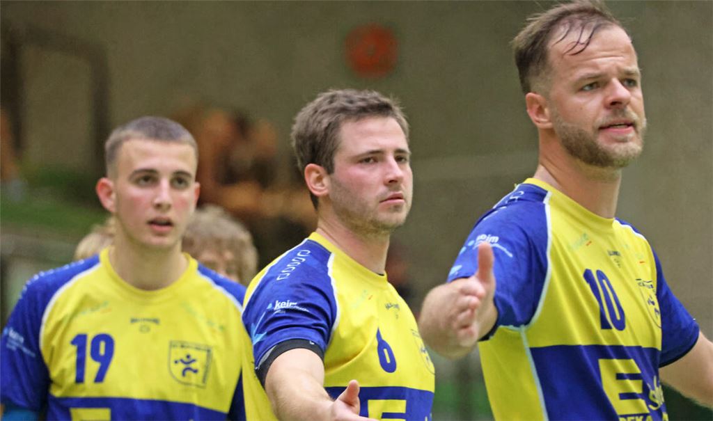 Enttäuscht: die Mühlacker Spieler Rafael Kraljevic; Lukas Hirsch und Kevin Häder nach der knappen Niederlage (v.li.). Foto: Müller