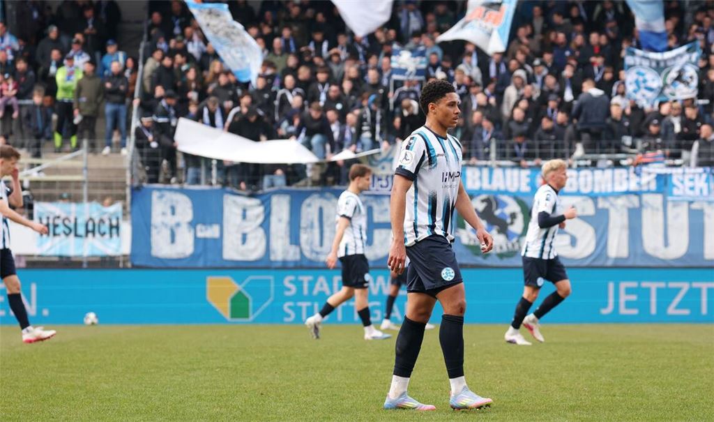 Enttäuschte Kickers-Spieler nach der ersten Niederlage  2026.