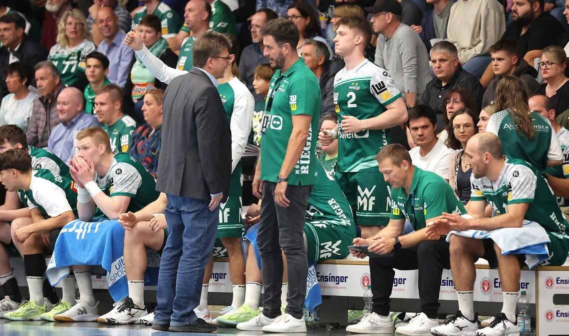 Enttäuschte Mienen auf der Göppinger Bank – und Trainer Ben Matschke diskutiert mit dem Technischen Delegierten Holger Fleisch.