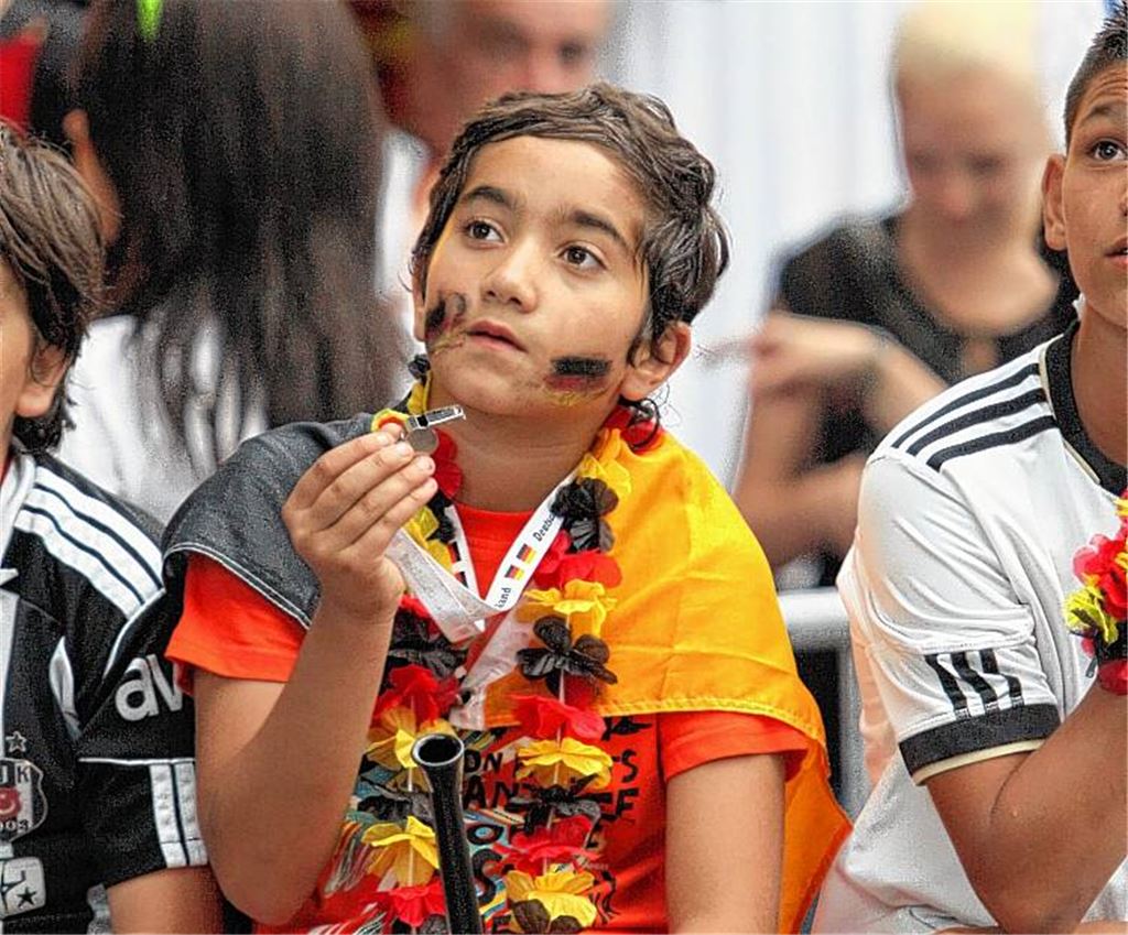 Enttäuschte Mienen: deutsche Fans beim Public Viewing auf dem Kelterplatz.