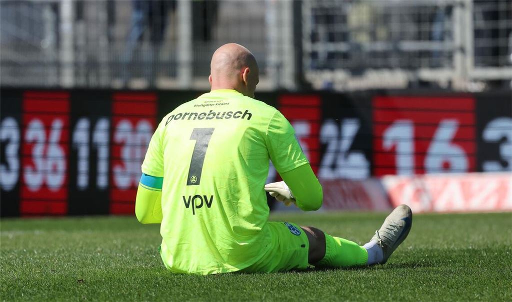 Enttäuschung aufseiten der Kickers bei Keeper Felix Dornebusch.
