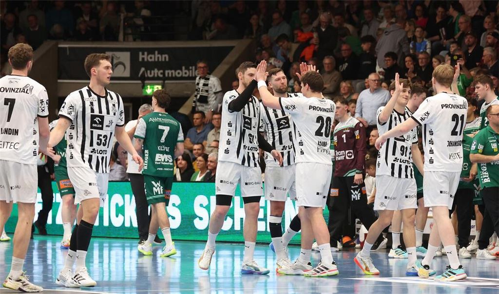 Enttäuschung bei Frisch Auf, Jubel bei den Spielern des THW Kiel über den Auswärtssieg in der ausverkauften Göppinger EWS-Arena.