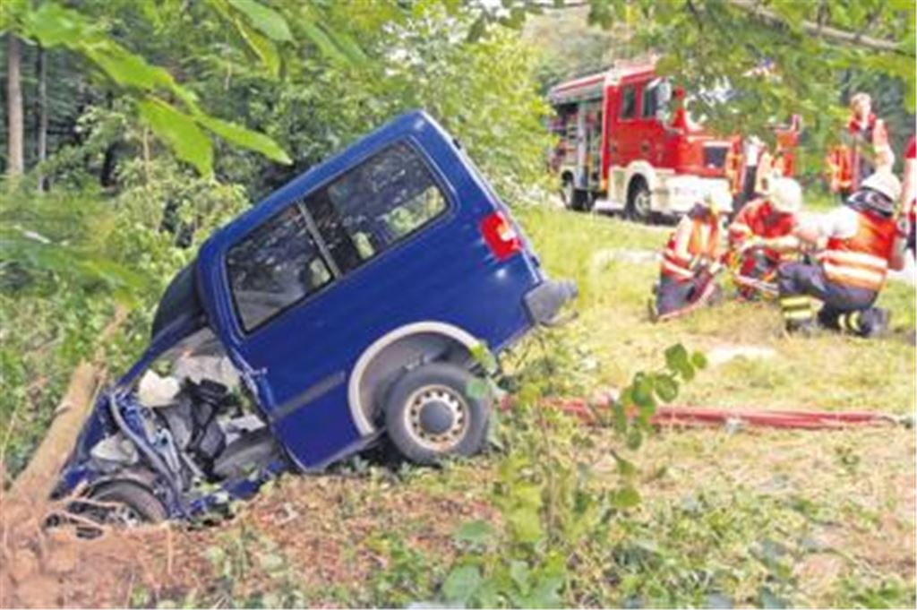 Entwurzelt: Der Opel des 20-Jährigen prallt am Straßenrand mit großer Wucht gegen einen Baum.