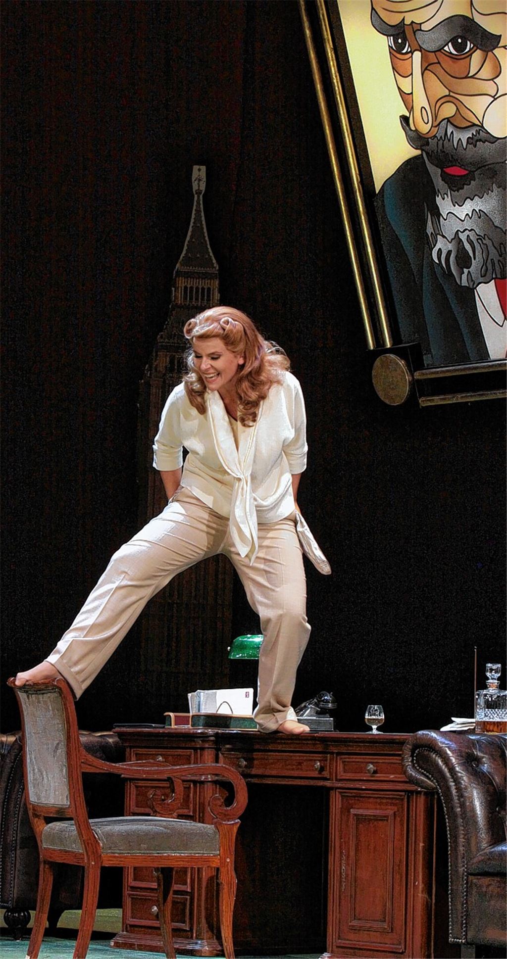 Entzückend-ordinäres Blumenmädchen: Franziska Tiedtke überzeugt als Eliza Doolittle. 