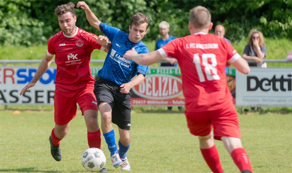 Enzberg (blaue Trikots) gibt alles im Kampf um den Klassenverbleib. Foto: Fotomoment