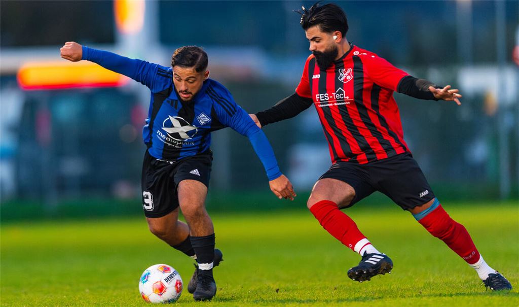 Enzberg (blaue Trikots) lässt beim Derby gegen die Sportfeunde nichts anbrennen. Fotos: Schüller