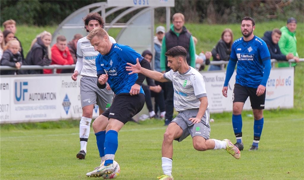 Enzberg (blaue Trikots) macht gegen Niefern zwar Tore, allerdings gibt es immer wieder Grund, sich die Haare zu raufen – wie es Kapitän Marvin John unten im Bild tut. Fotos: Fotomoment