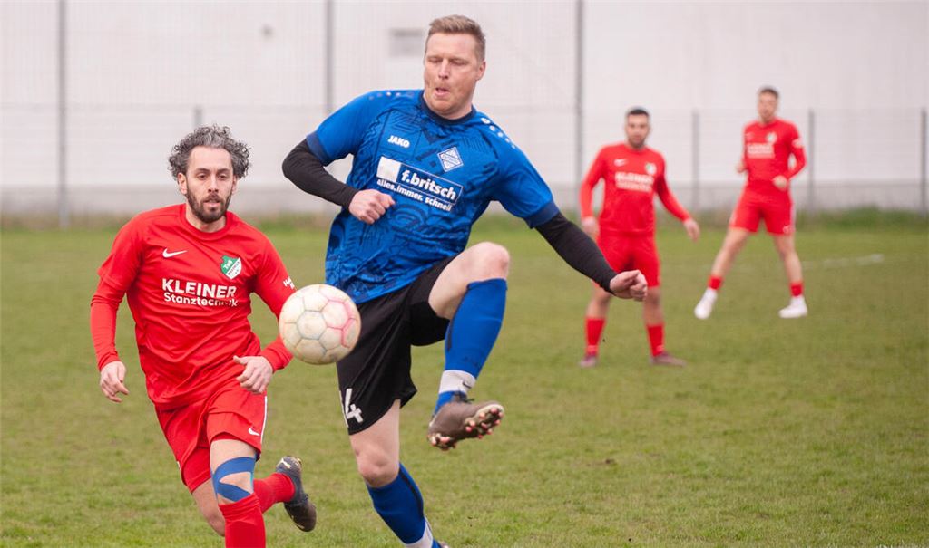Enzberg (in Blau) bricht in der zweiten Hälfte gegen Bilfingen ein. Foto: Fotomoment
