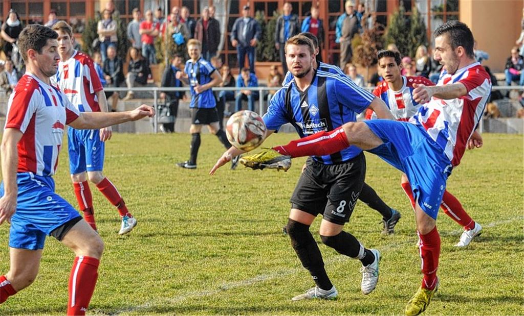 Enzberg (schwarze Hosen) verliert das Nachbarschaftsduell gegen Ötisheim 1:2.