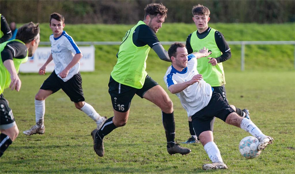 Enzberg (weiß) muss sich mit einem Punkt gegen Singen begnügen. Foto: Fotomoment