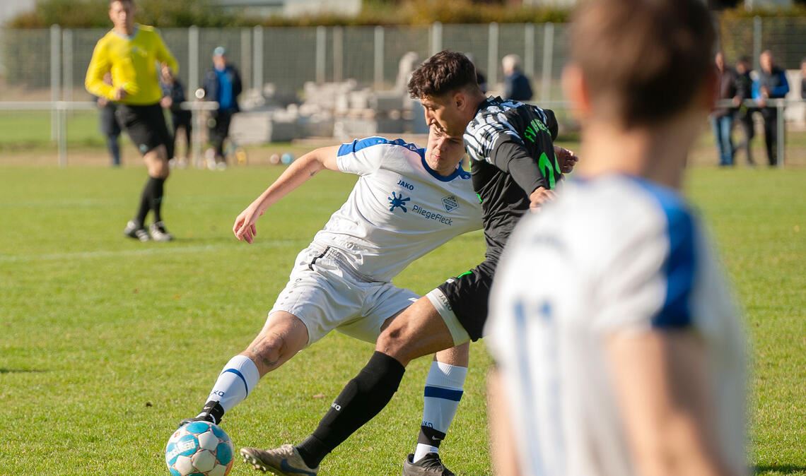 Enzberg (weiße Trikots) findet gegen Niefern nicht in den Rhythmus. Foto: Fotomoment