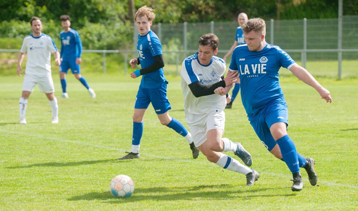Enzberg (weiße Trikots) hat in einem umkämpften Spiel das Nachsehen.Foto: Fotomoment