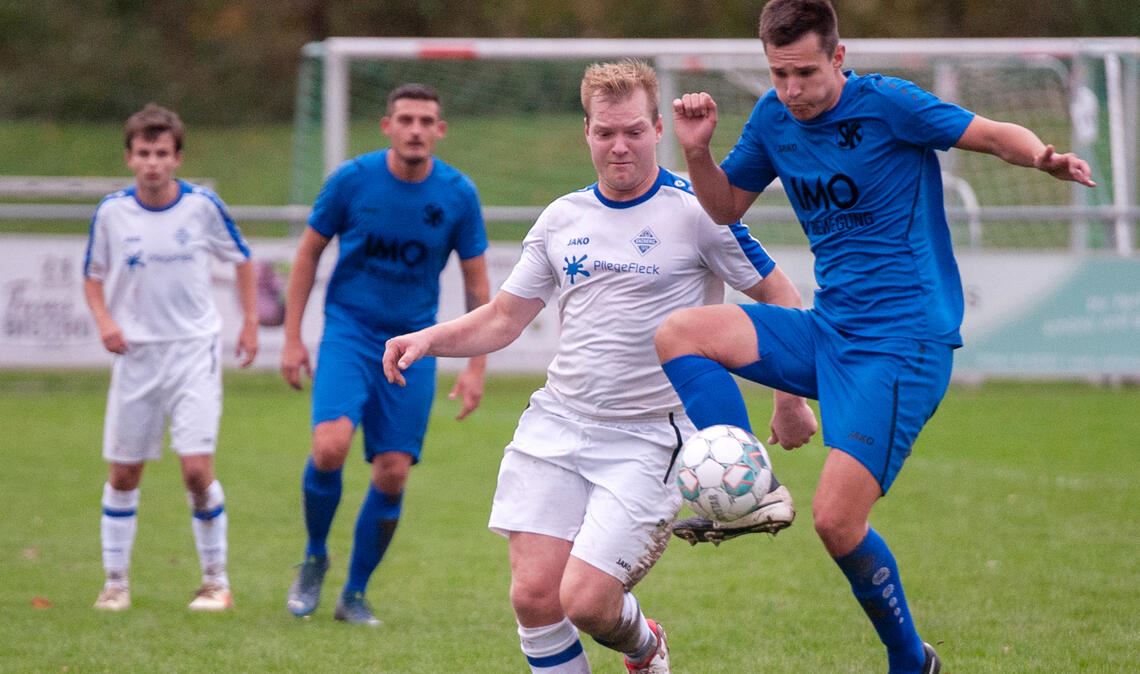 Enzberg (weiße Trikots) kämpft gegen Könisgbach wacker, muss sich jedoch am Ende beim Spielstand von 2:4 geschlagen geben. Foto: Fotomoment