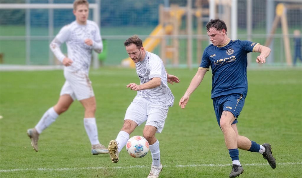 Enzberg (weiße Trikots) setzt sich gegen Bauschlott durch. Foto: Fotomoment