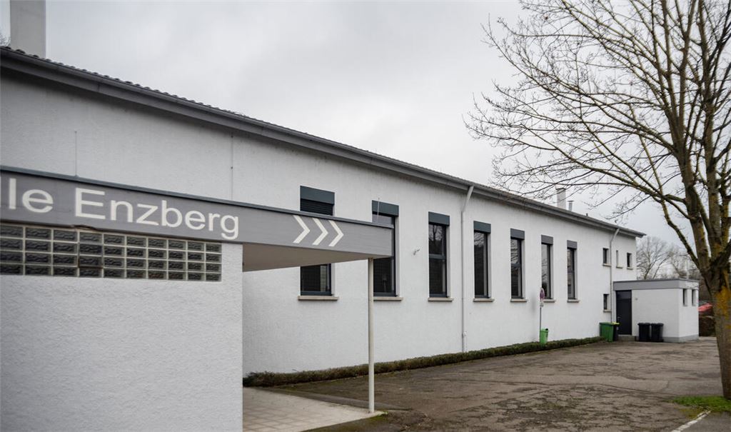 Enzberger Baustellen: die sanierungsbedürftige Turn- und Festhalle und der marode Enzsteg (unten). Fotos: Archiv