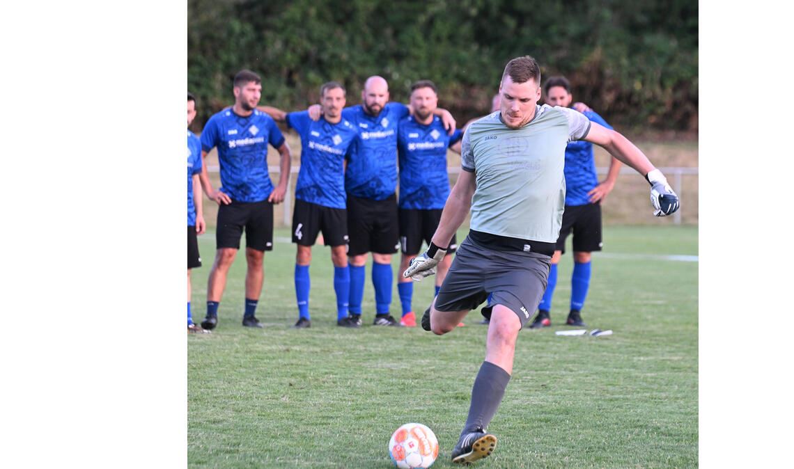 Enzbergs AH-Torhüter Bastian Voges beim Elfmeterschießen.