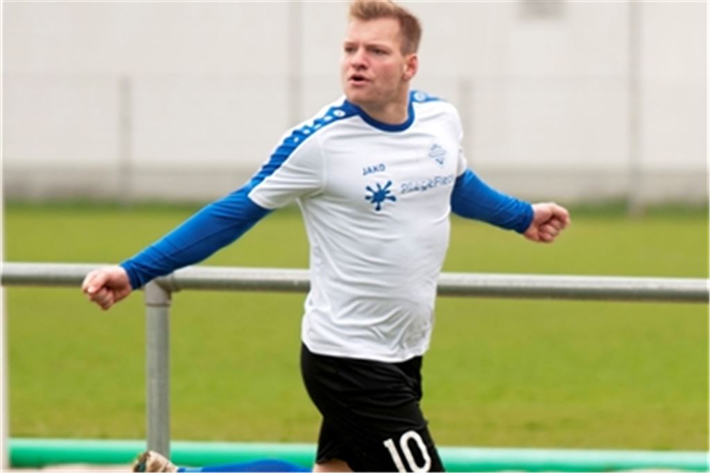 Enzbergs Nils Westermann bejubelt sein 1:0 gegen Kieselbronn. Foto: vh