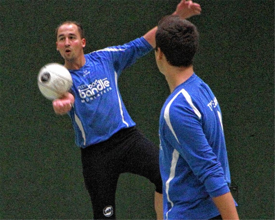 Enzbergs Oliver Schmid spielt den Ball maßgenau für Angreifer Henning Braun (re.).