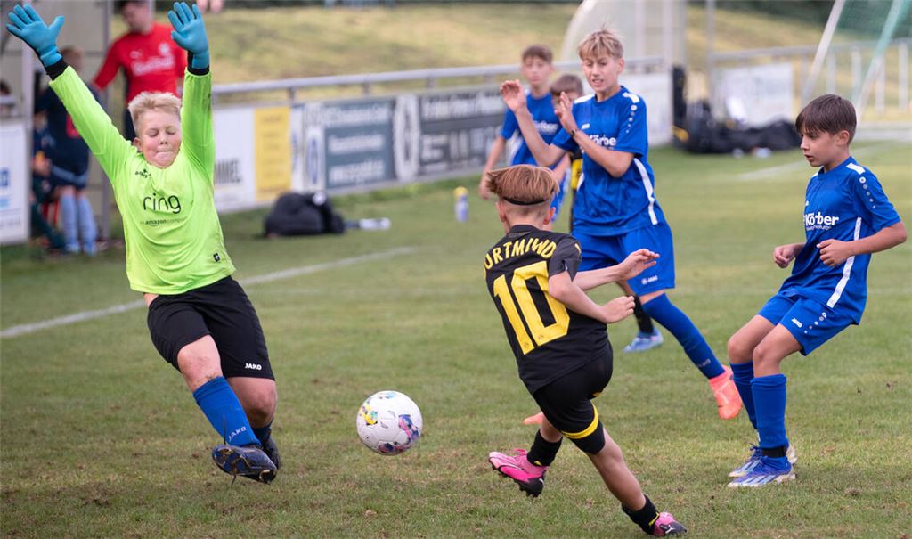 Enzbergs Torhüter Lenny Stelzner (links) hatte im Spiel gegen Borussia Dortmund viel zu tun. 