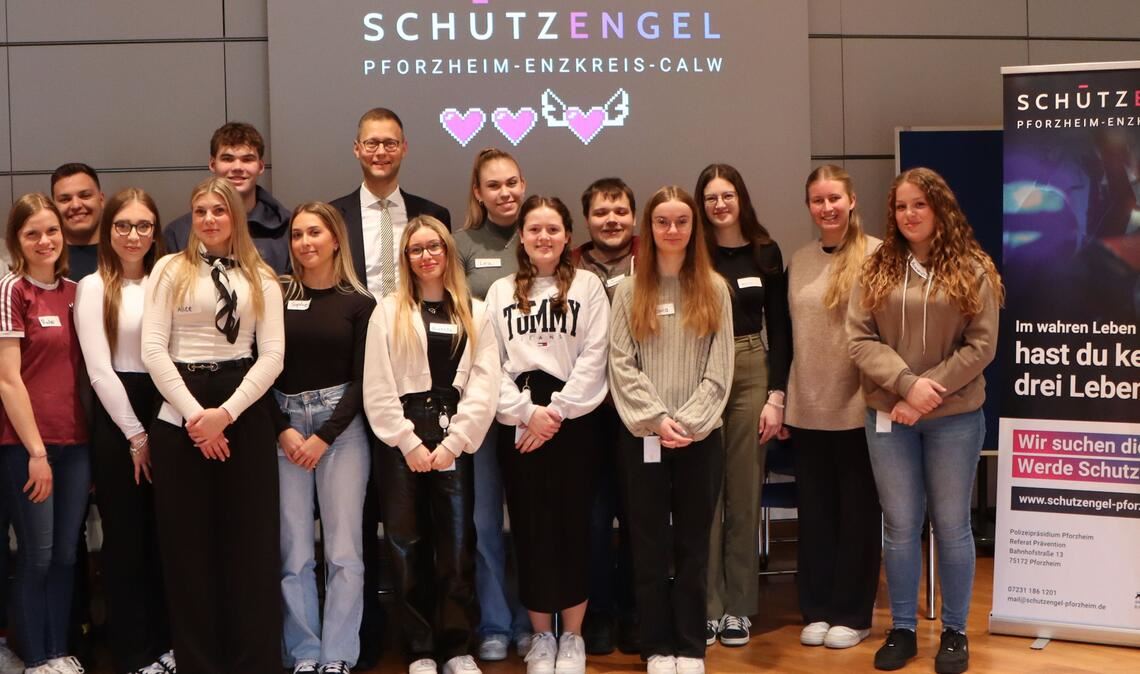 Enzkreis-Dezernent Holger Nickel (Bildmitte) und Michelle Knaub (re.) freuen sich mit Direktor Stephan Günther (Sparkasse Pforzheim Calw; li.) darüber, dass 15 Azubis von Susanne Ziegelmeier (2.v.li.) und Kay Erlenmayer (2.v.re.) zu „Schutzengeln“ ausgebildet worden sind. Foto: Enzkreis/Stefanie Frey