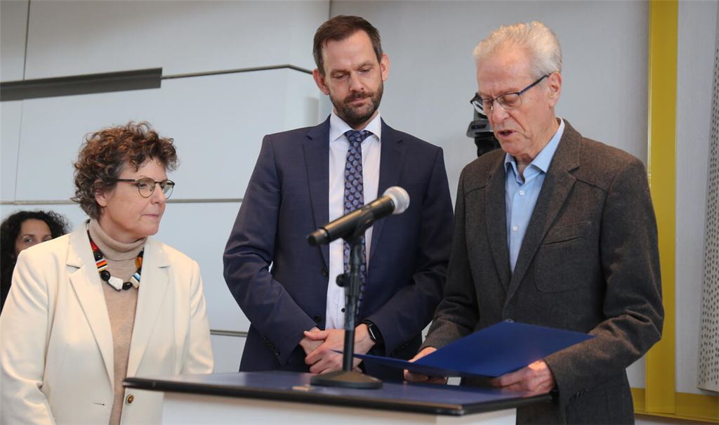 Enzkreis-Landrat Bastian Rosenau (Mitte) wird von Regierungspräsidentin Sylvia M. Felder und Jürgen Kurz für seine zweite Amtszeit verpflichtet. Foto: Deeg