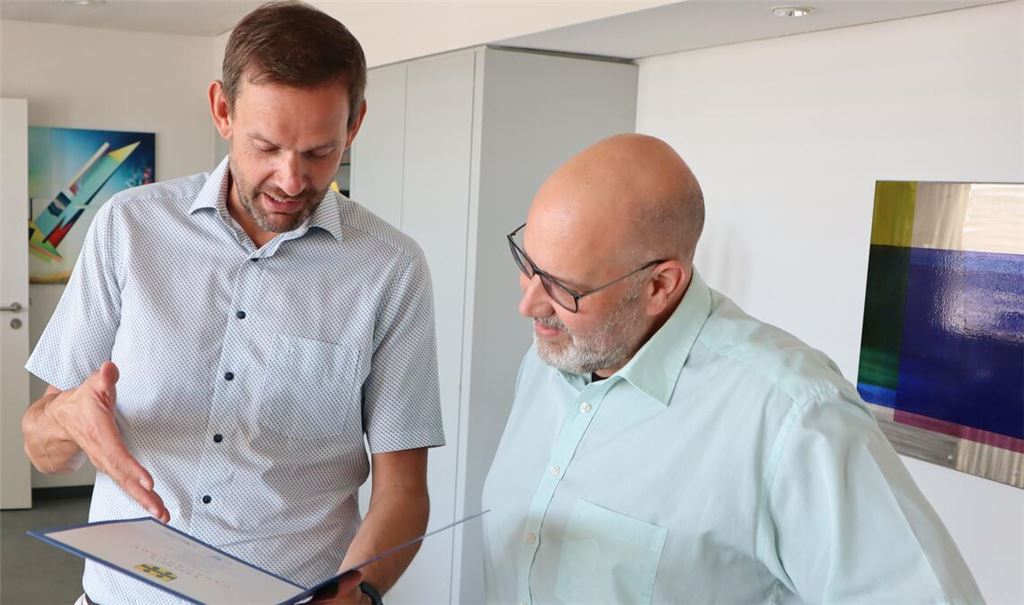 Enzkreis-Landrat Bastian Rosenau (li.) gratulierte Wimsheims Bürgermeister Mario Weisbrich zu seinem Dienstjubiläum. Foto: Enzkreis/Hörstmann