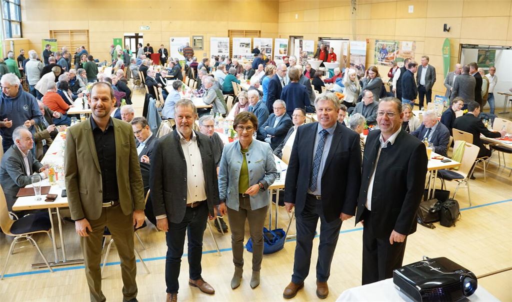 Enzkreis-Landrat Bastian Rosenau (v.li.), Professor Dr. Wilhelm Windisch, Staatssekretärin Sabine Kurtz, Gerhard Fassnacht, Vorsitzender des Bauernverbandes Nordschwarzwald-Gäu-Enz, und der Neulinger Bürgermeister Michael Schmidt vor den gut gefüllten Reihen in der Büchighalle in Göbrichen. Fotos: Bastian