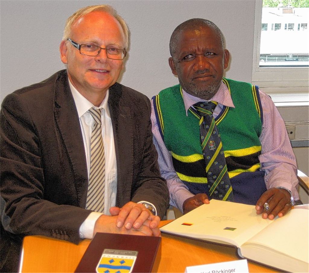 Enzkreis-Landrat Karl Röckinger mit dem Parlamentsvorsitzenden des Masasi-Distrikts in Tansania, Jaffari Mkwanda.