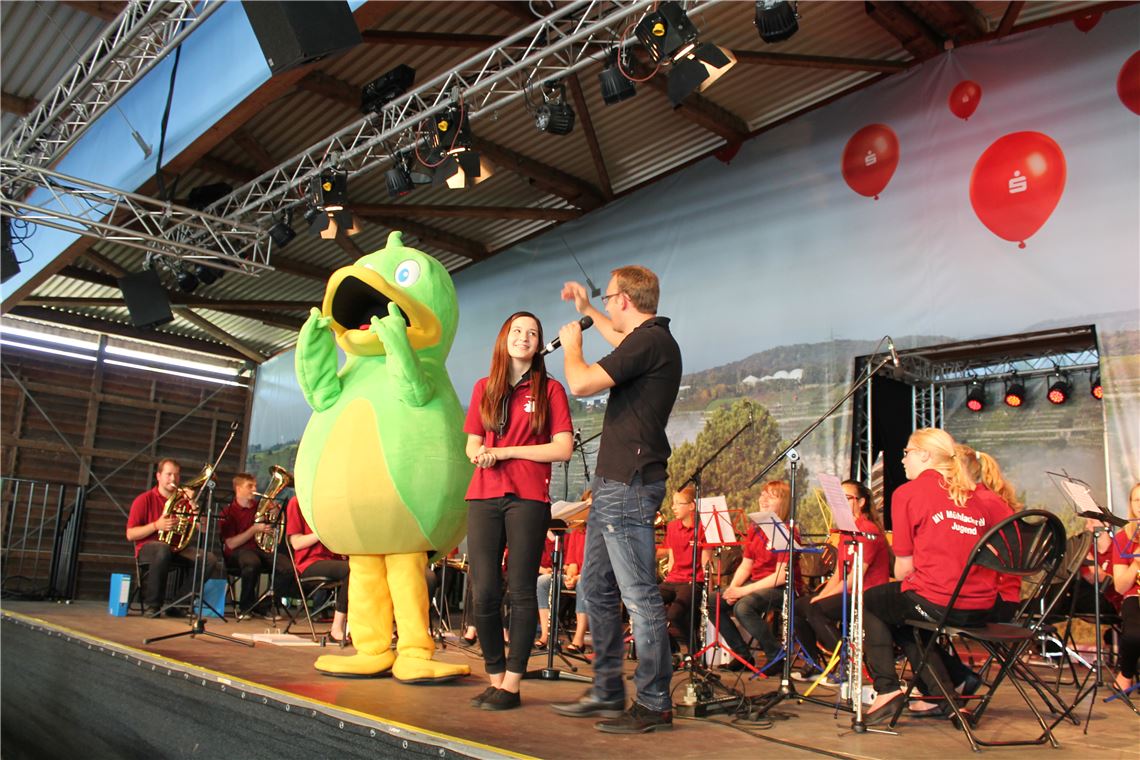 Enzle besucht den Musikverein.