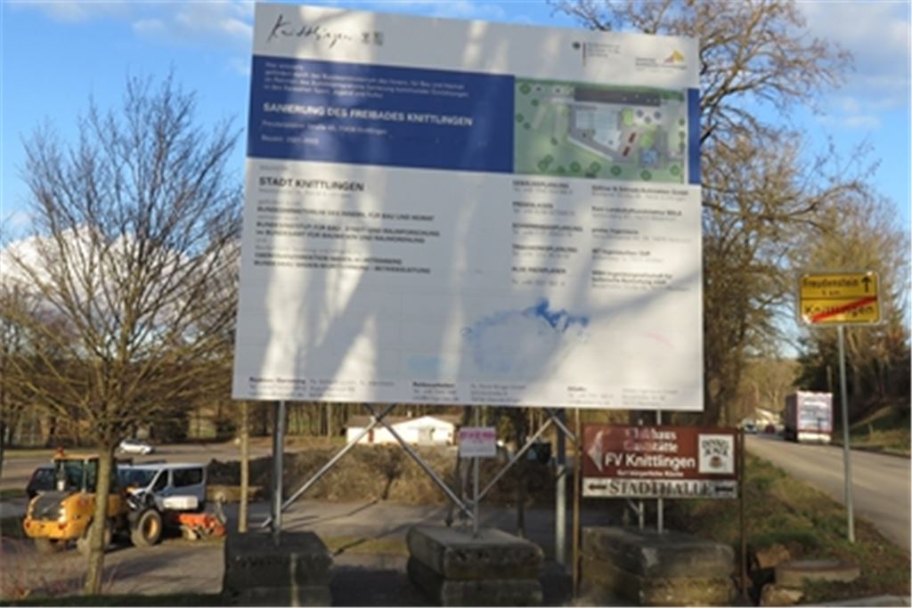 Eon großer Brocken im Knittlinger Etat: Die Sanierung des Freibads, über die ein großes Schild informiert. Foto: Becker