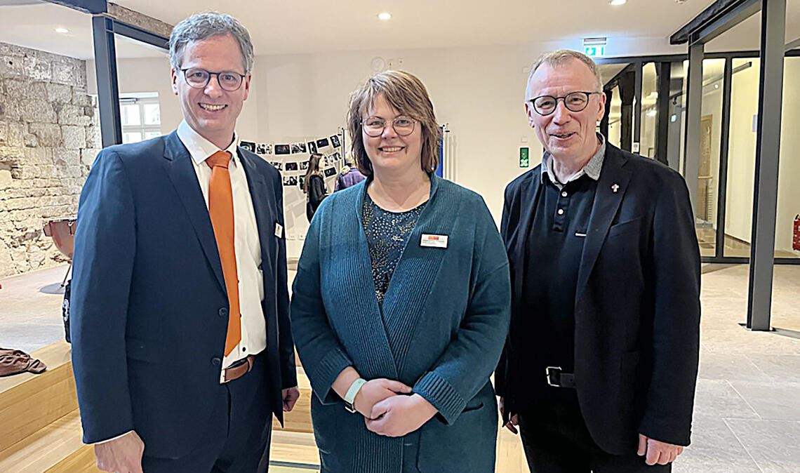Ephorus Gerhard Keitel (v.li.), die stellvertretende Schulleiterin Rebecca King-Maibaum und Prälat Ralf Albrecht, Heilbronner Regionalbischof. Fotos: