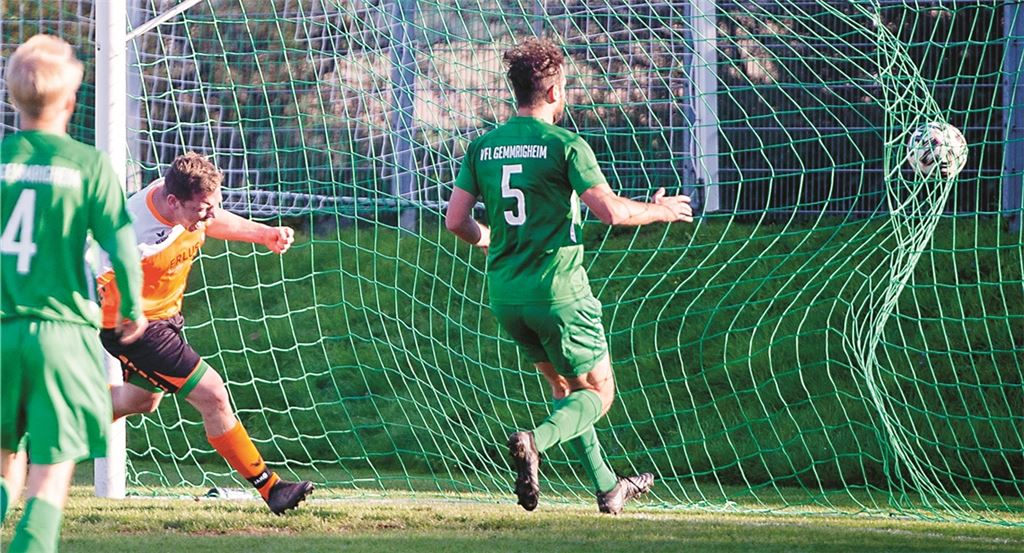 Er dreht lautstark jubelnd ab: Der Iptinger Marcel Gerschwitz bringt seine Iptinger gegen Gemmrigheim (in Grün) durch seinen Treffer zum 3:2 auf die Siegerstraße. Foto: Fotomoment