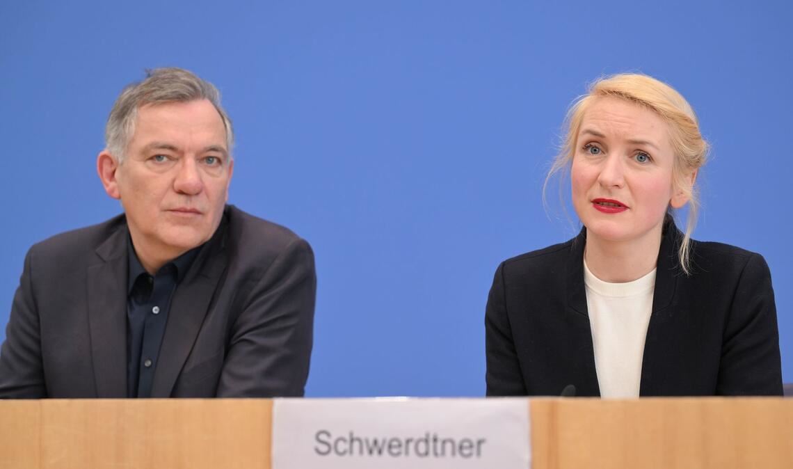 Er geht, sie freut sich über Pantisanos Bewerbung: die Linke-Vorsitzenden van Aken und Schwerdtner.