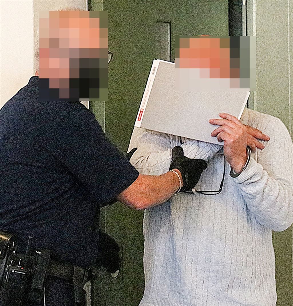 „Er hatte eine ziemlich kurze Zündschnur“: Der Angeklagte verdeckt sein Gesicht im Gerichtssaal.Foto: oda
